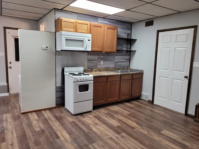 Building Photo - 931 S Fancher Ave