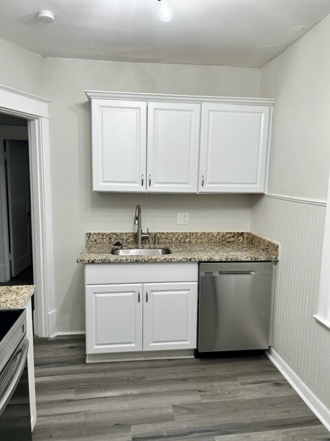 Kitchen with dishwasher - 7700 Lile Ave