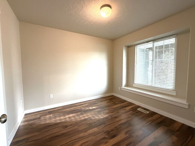 Foto del edificio - Perfect 4 bed 2.5 ba home in the desirable Sundance Subdiv. off McMillan & Meridian Rd.