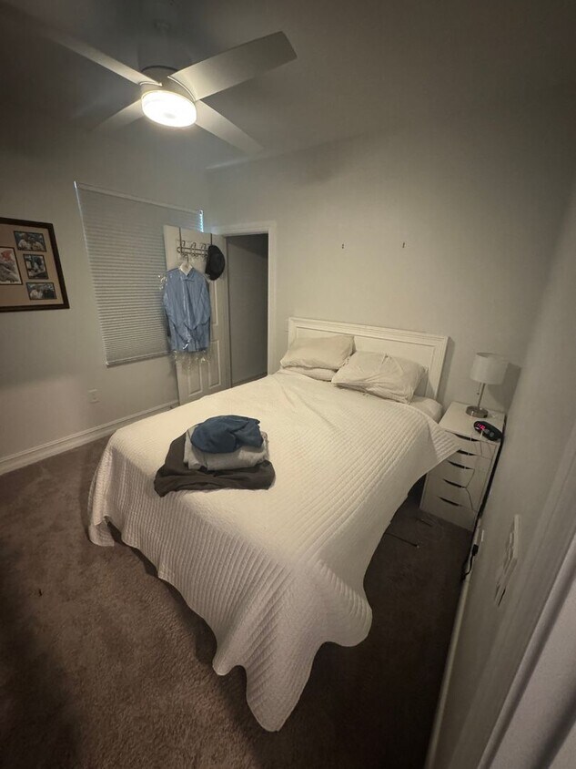 Foto principal - 4 bedroom, 2.5 bath Townhome