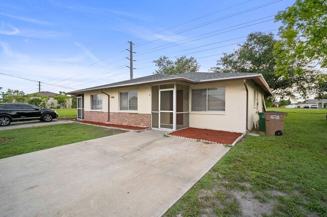 Building Photo - 4406 Santa Barbara Blvd S