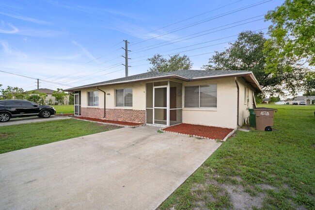Building Photo - Beautiful 2-bedroom, 2-bathroom apartment, perfectly located in Cape Coral