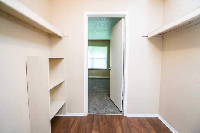 Walk-In Closets - Cottonwood Creek