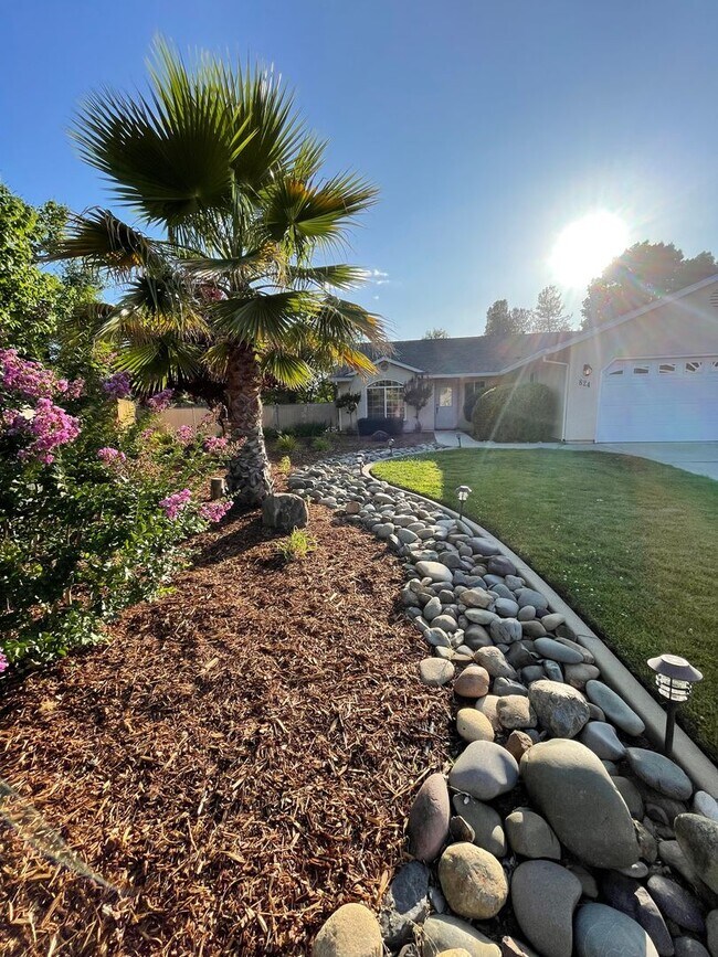 Building Photo - BEAUTIFUL 3 BEDROOM HOME FOR RENT