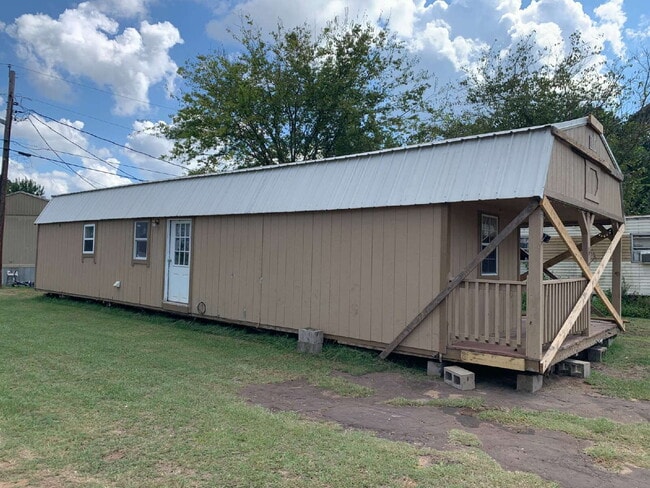 Building Photo - Cozy 800 Sq Ft Retreat: Your 1-Bedroom Oas...