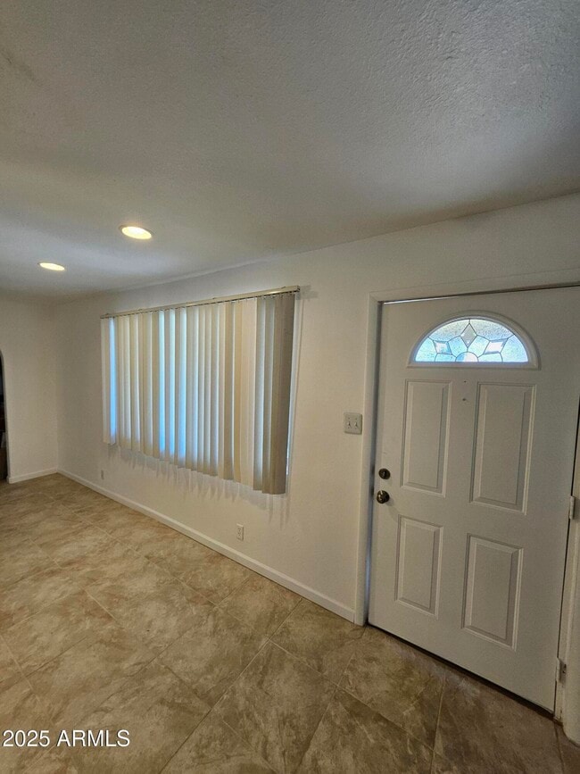 Foto del edificio - 1124 N Gilbert Ave