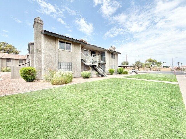 Building Photo - 533 W Guadalupe Rd