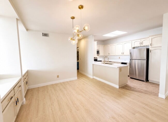Foto del edificio - 2 Bedroom 2 Bath Bay Park Condo with Stunning Mission Bay Views!!