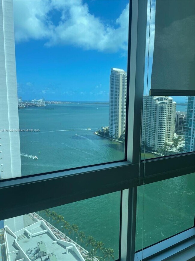 Foto del edificio - 300 S Biscayne Blvd