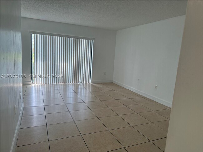 Foto del edificio - 9454 Palm Cir S