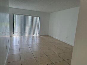 Building Photo - 9454 Palm Cir S