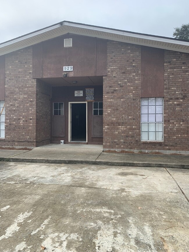 Building Photo - 929 Live Oak Dr