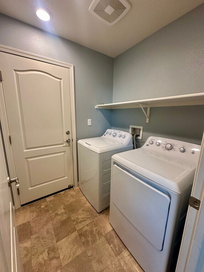 Foto del edificio - Lovley Blue 3 Bedroom Condo!