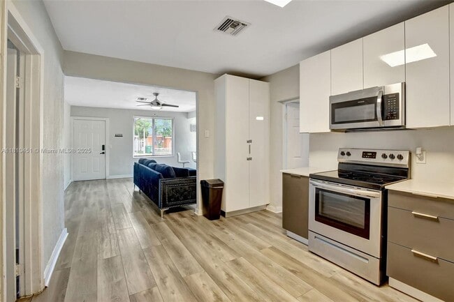Building Photo - 6039 SW 38th St