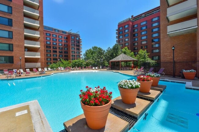 Building Photo - River Place Unit in Rosslyn!