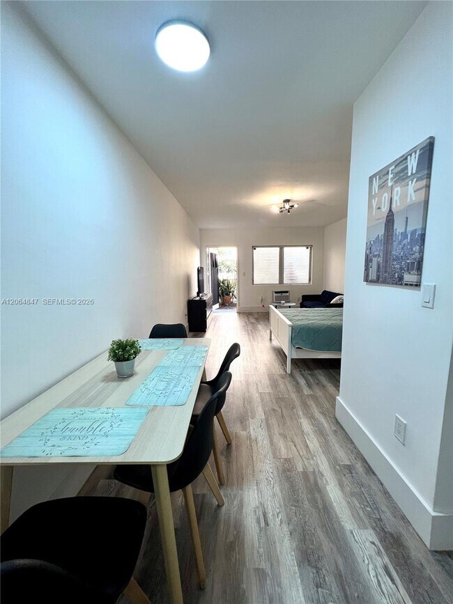 Foto del edificio - 8132 Harding Ave