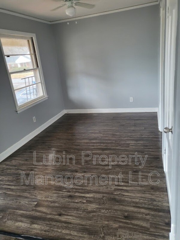 Building Photo - 1815 Greenview Cir