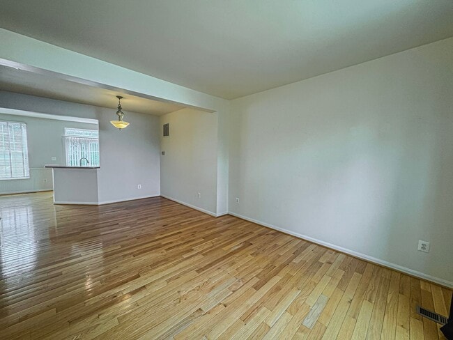 Building Photo - Gorgeous 3 Bed 2.5 Bath Interior Townhome ...