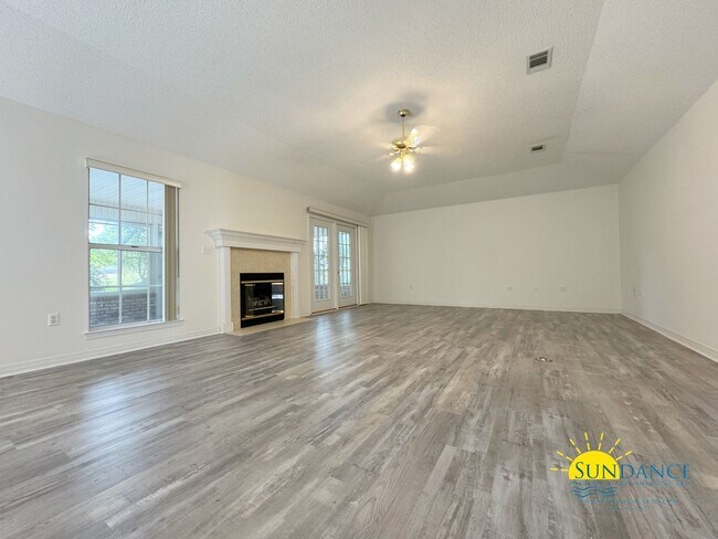 Building Photo - South Crestview Home with an Screen Enclos...