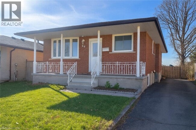 Building Photo - 14 Grenadier Rd