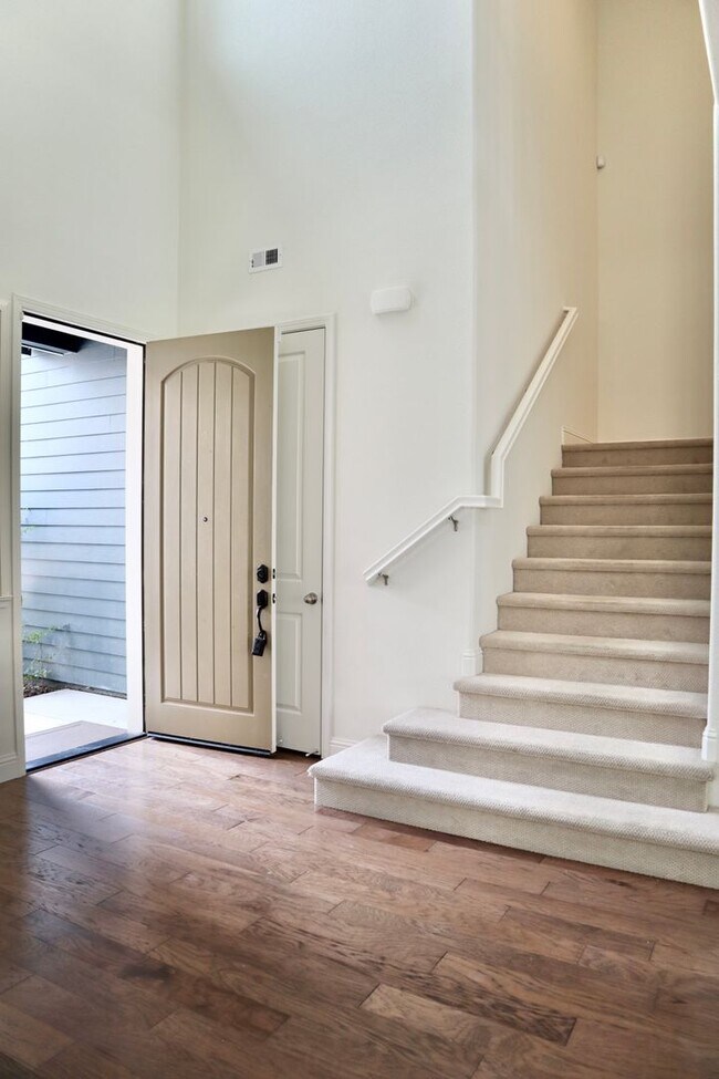 Foto del edificio - Stunning 3,400 Square Foot Home For Rent! ...