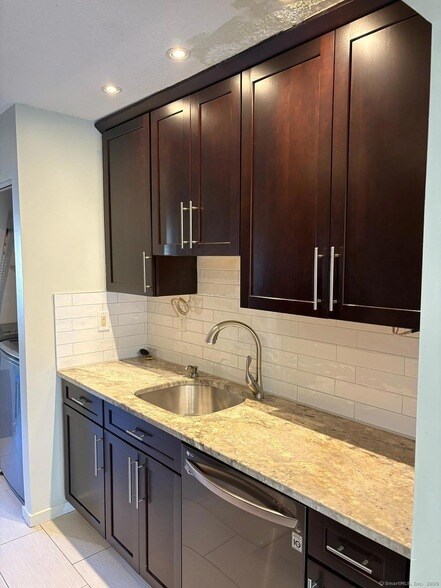 Foto del edificio - 1410 Whitney Ave
