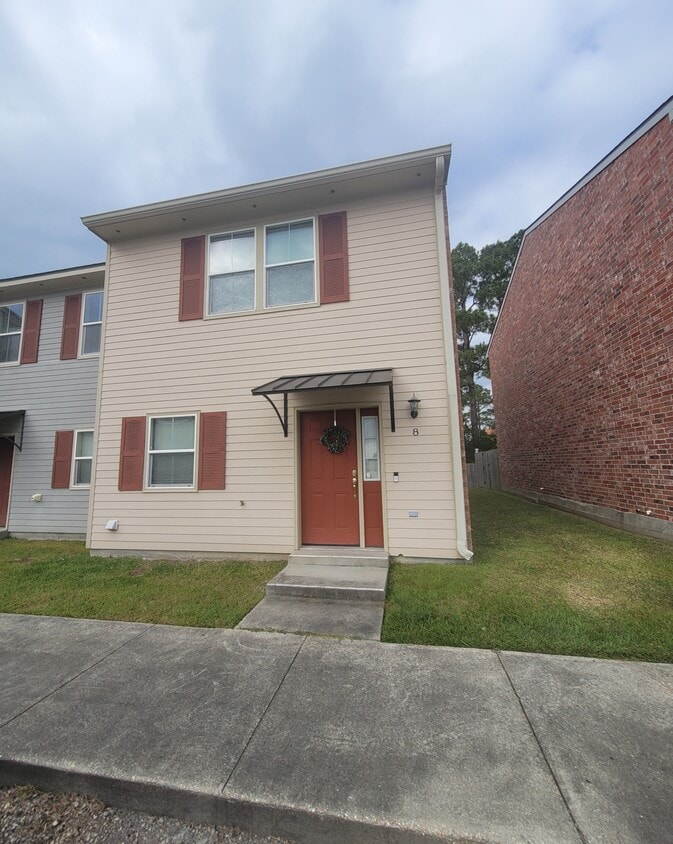 Primary Photo - 8 Townhouse Cv