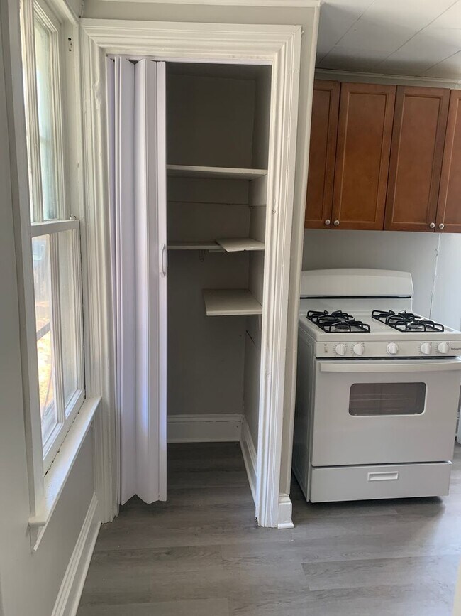 Foto del edificio - 3 Bedroom 1 Bath Apartment with Outdoor St...