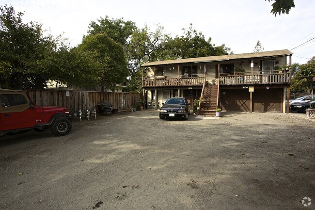 Building Photo - 357 Richmond Ave