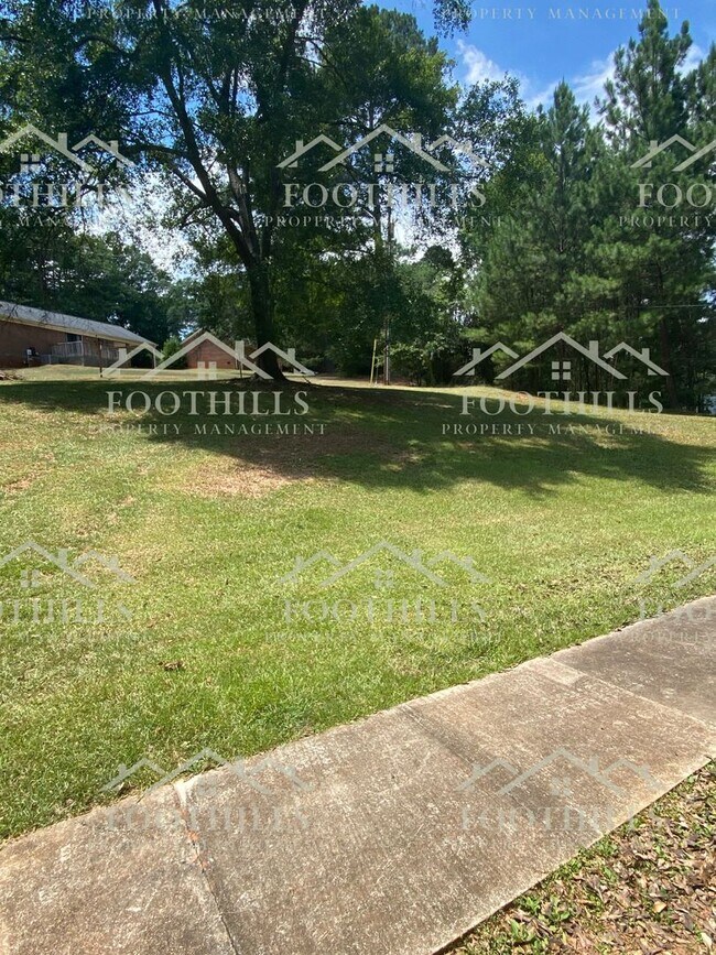 Building Photo - 3 Bedroom 2 Bath Single Family Home Off Ce...