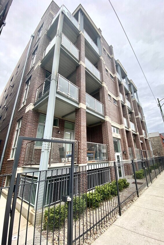Primary Photo - 2450 N Clybourn Ave