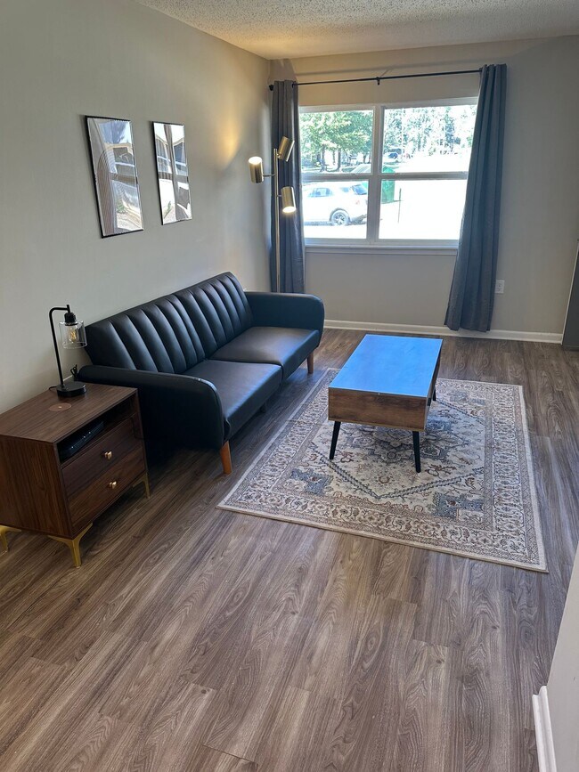 Foto del edificio - 433 Meadowlark Dr