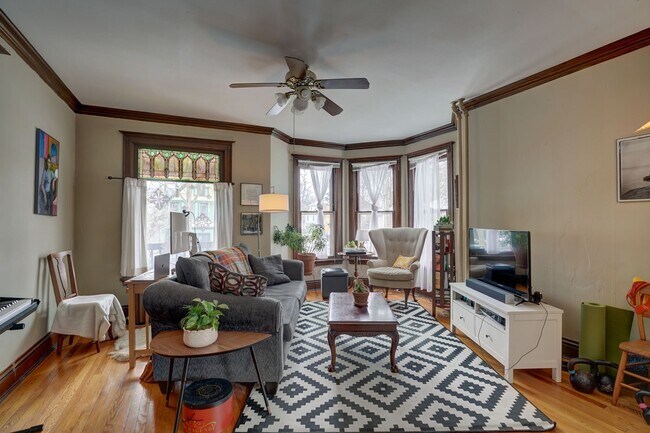 Foto del edificio - 1049 East Gorham Street, Unit 1