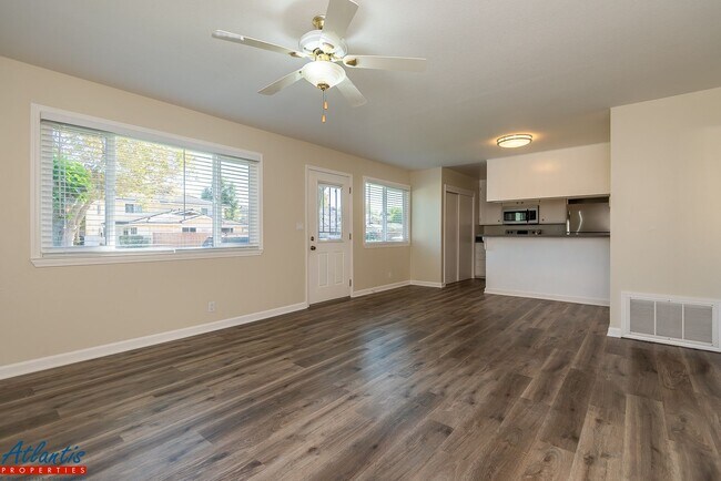 Foto del edificio - Remodeled Condo | LVP Flooring | Central A/C