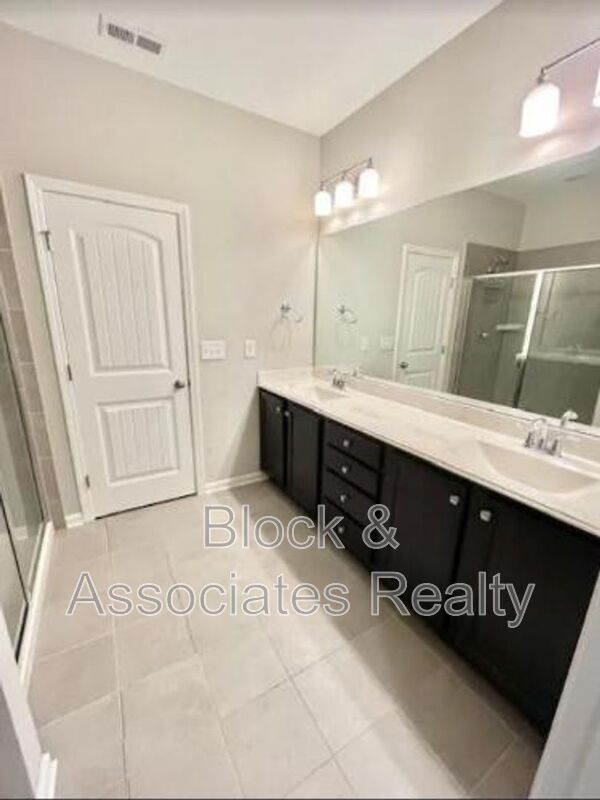 Foto del edificio - 220 Zante Currant Rd