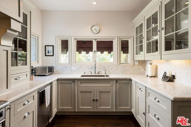 Foto del edificio - 7887 Hillside Ave