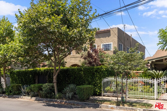 Building Photo - 813 1/2 N Coronado St