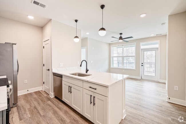 2BR, 2BA - 872SF - Kitchen - Evelyn