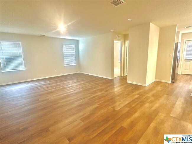 Foto del edificio - 452 Lynwood Gold