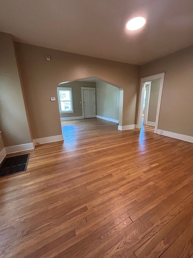 Building Photo - Prime Kansas City Living – 4-Bed Home Step...