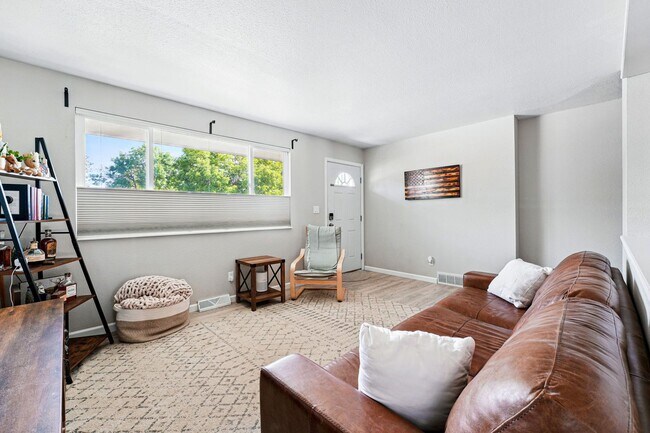 Foto del edificio - Updated 4-Bedroom Home with Large Backyard...