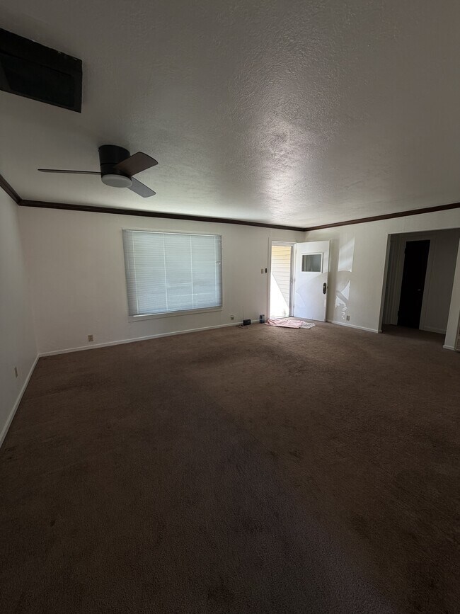 Foto del edificio - 913 Clover Dr