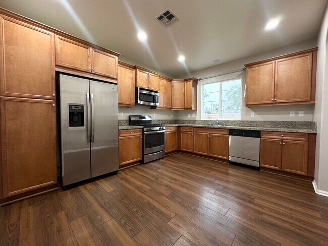 Building Photo - AVAILABLE NOW!!! 3 Bedroom 2.5 Bath Home l...