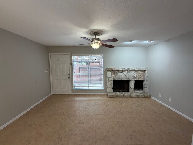Foto del edificio - NICE 1 BR CONDO IN DESIRED GATED COMMUNITY*EASY ACCESS TO I35, 410, AND SHOPPING*APPLIANCES INCLU...