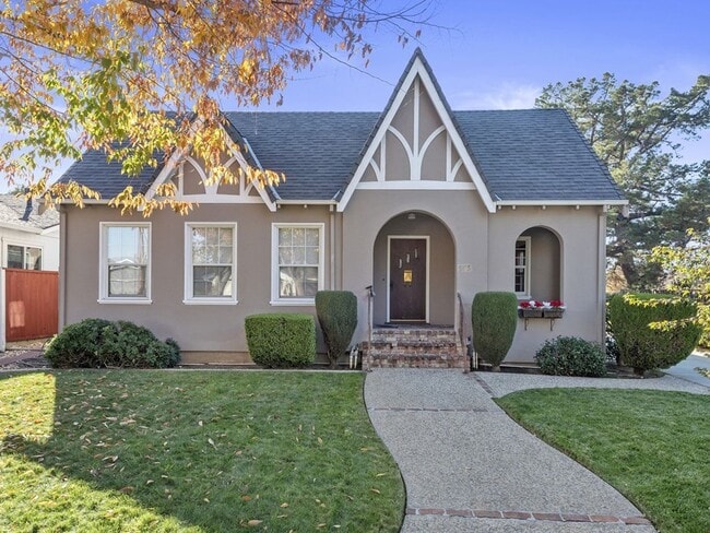 Building Photo - Beautiful Home in Quaint Neighborhood