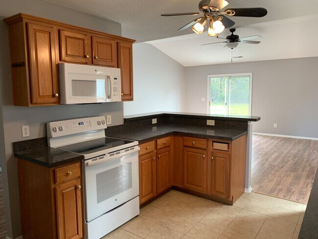 Building Photo - 4 Bedroom, 2 Bath, Pet Friendly Home in Be...