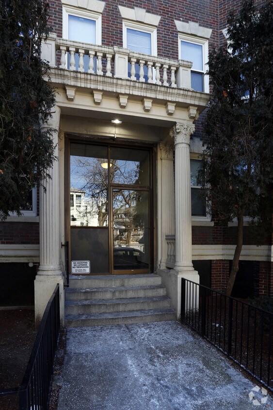 Entrada - Glenville Avenue Apartments