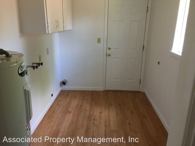 Building Photo - 3 br, 1 bath House - 213 NW Adams Ave