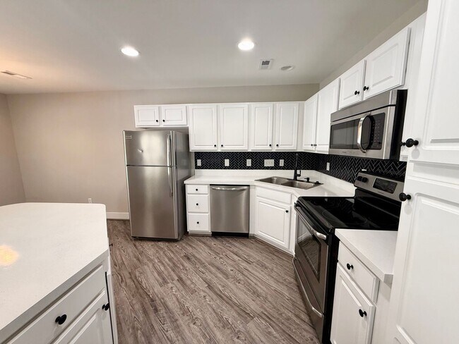 Foto del edificio - Beautiful 2 Bedroom, 2.5 Bath Townhome in St. Andrews at Stoney Creek – Golf Course Community, Wh...