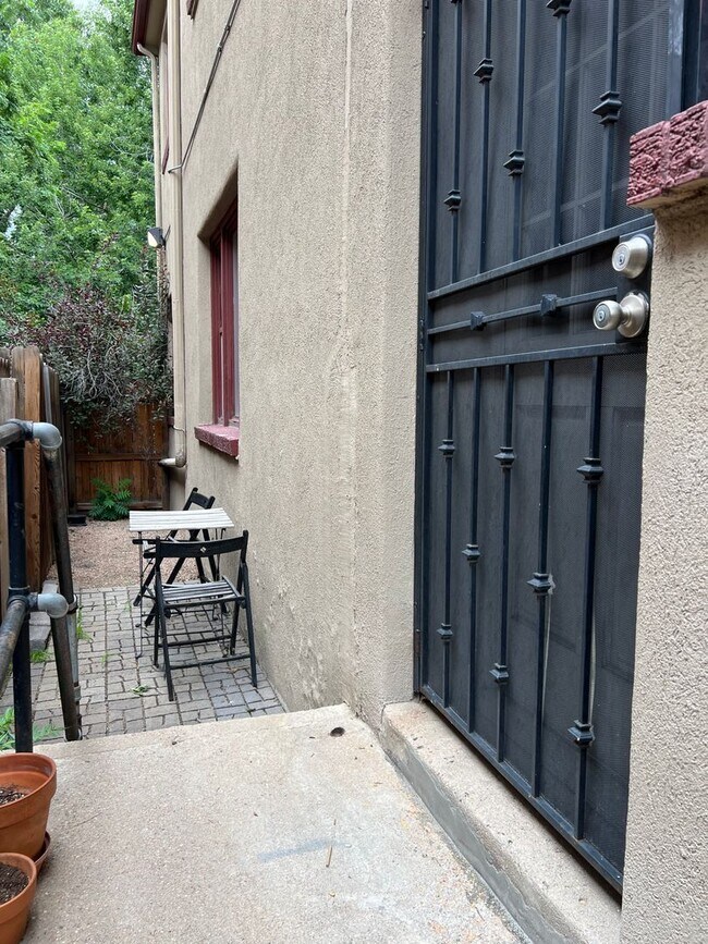 Foto del edificio - Uptown condo available immediately